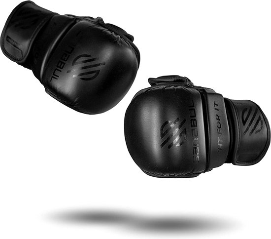 Twee zwarte Sanabul MMA-handschoenen zwevend.