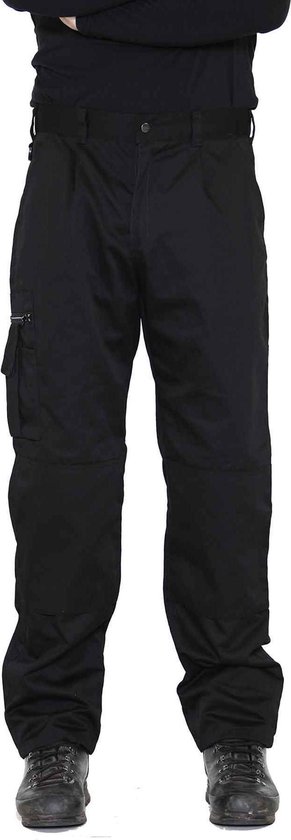Zwarte werkbroek met cargo zakken op de zijkant en gespen, gedragen door een model met zwarte schoenen.