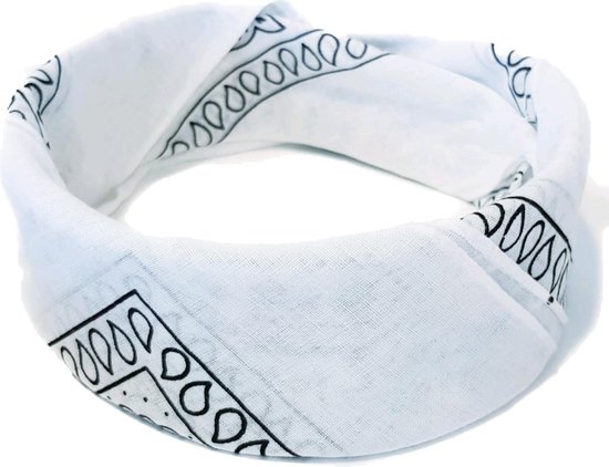 Witte bandana met zwart paisley patroon.