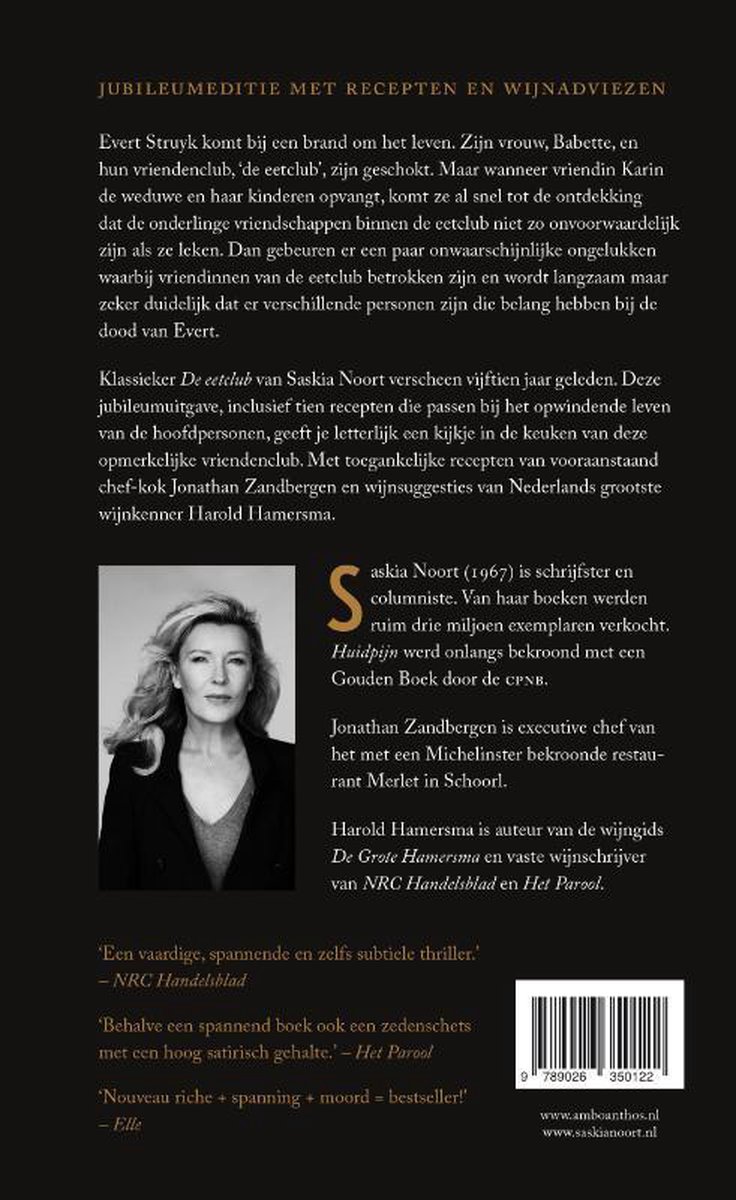 Vrouw met steil, licht golvend haar, gekleed in een donkere blazer. Achtergrond met tekst.