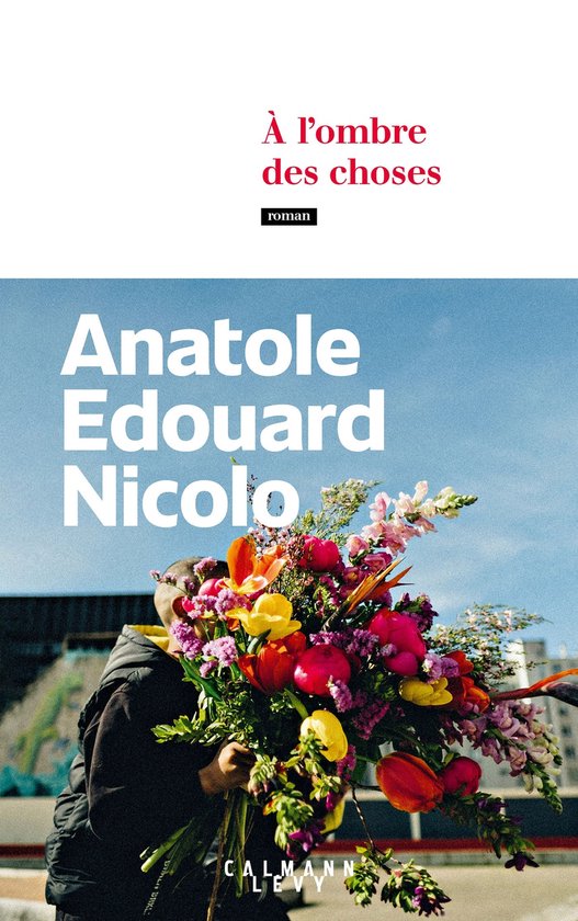 De cover van het boek 'À l'ombre des choses' met een man die een kleurrijk boeket vasthoudt. De titel is in het rood en wit.