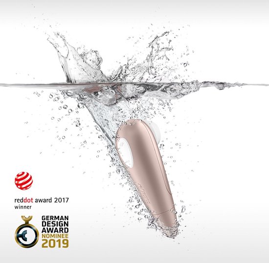Goudkleurige Satisfyer vibrator met 11 intensiteitsniveaus, spatwaterdicht, met Red Dot Award 2017 winnaar en German Design Award Nominee 2019 logo's.