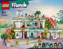 Centre commercial LEGO Friends Heartlake City 42604 avec des toboggans roses, des décorations et des mini-poupées.