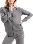 Model draagt een grijs Nike trainingsvest met capuchon en trainingsbroek.