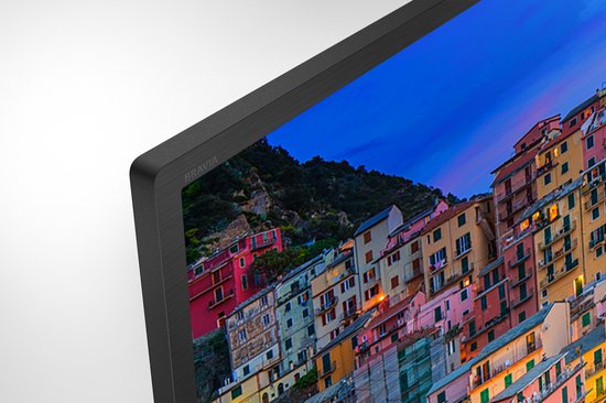 Detail van de zijkant van een Sony Bravia TV met de gekleurde huizen van Cinque Terre op het scherm.