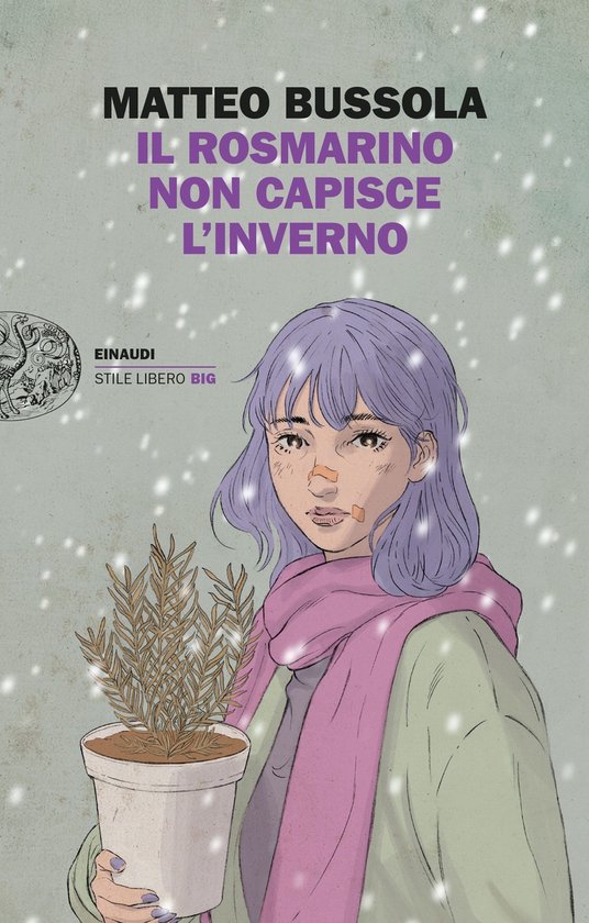 Une illustration d'une fille aux cheveux violets, portant une écharpe rose et tenant un pot de romarin. Texte : "MATTEO BUSSOLA IL ROSMARINO NON CAPISCE L'INVERNO"