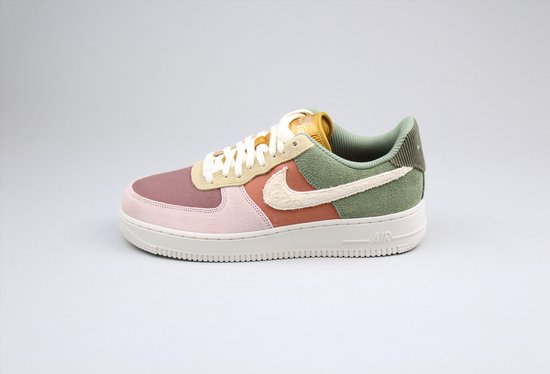 W Nike Air Force 1 '07 LX - Oil green / Pale Ivory - maat 42.5