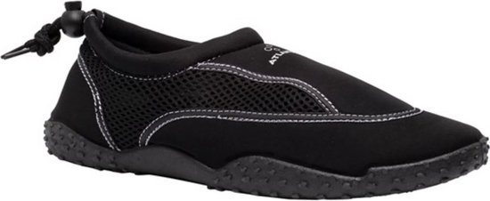 Zwarte waterschoen met witte stiksels, mesh panelen en het Atlantis logo, op een witte achtergrond.