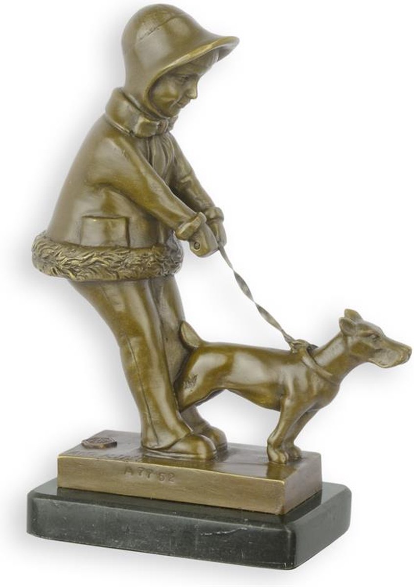 EEN BRONZEN SCULPTUUR VAN EEN JONG MEISJE DAT HAAR HOND UITLAAT