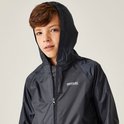 Jongen met donkerbruin haar draagt een donkergrijze capuchonjas met Regatta-logo op de borst.