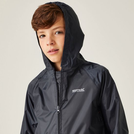 Jongen met donkerbruin haar draagt een donkergrijze capuchonjas met Regatta-logo op de borst.