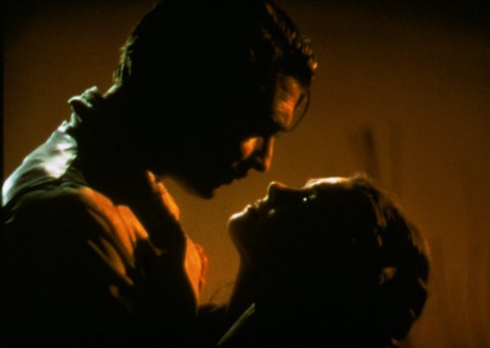 Silhouetten van Rhett Butler en Scarlett O'Hara, die elkaar in het donker aankijken.