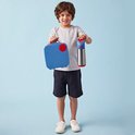 Jongen met blauwe lunchbox en zilveren drinkfles met rode details.