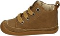 Zijzicht van bruine leren Shoesme booties met veters. Rode i-print op de zijkant.
