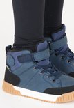 Close-up van blauwe ZIGZAG wandelschoenen gedragen met een zwarte legging.