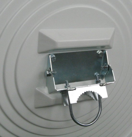 Detail van de metalen montagebeugel met U-bout voor een schotelantenne.