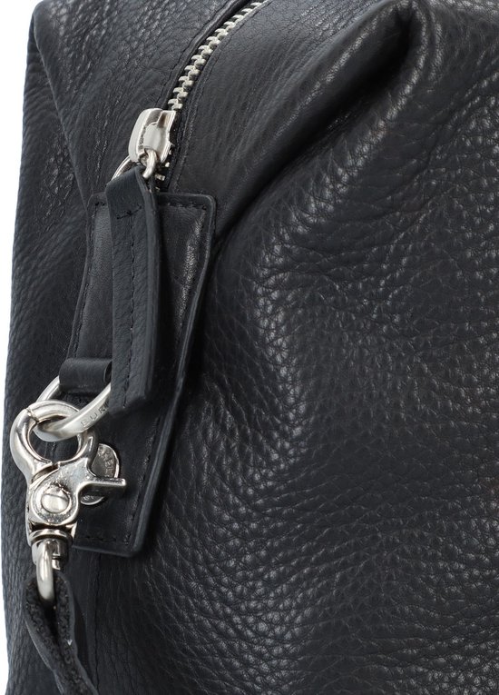 Detail van een zilverkleurige rits en gesp aan de zijkant van een zwarte leren tas.