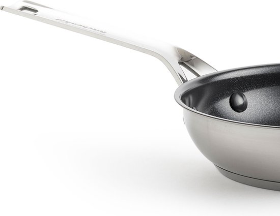 Zilverkleurige steel van een koekenpan met het KitchenAid logo erop.