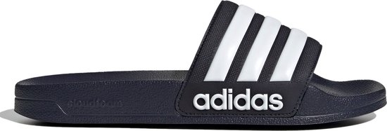 Donkerblauwe Adidas Adilette slippers met witte strepen en logo.