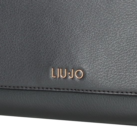 Détail des lettres dorées Liu Jo sur un sac anthracite.