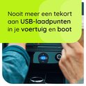 Twee handen die een auto-interface met een blauw digitaal display met 12.0V en een aan/uit-symbool bedienen.