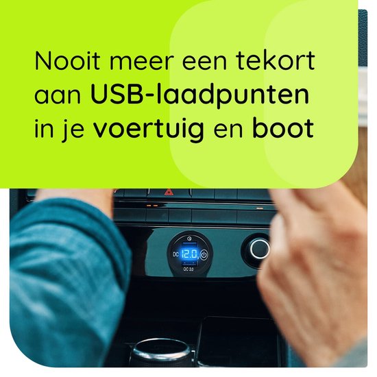 Twee handen die een auto-interface met een blauw digitaal display met 12.0V en een aan/uit-symbool bedienen.