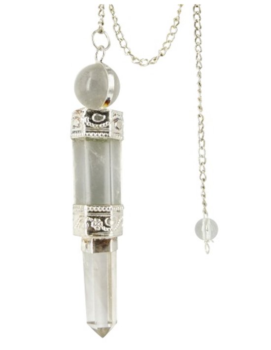 Pendel met een grijs getinte, doorzichtige kristallen staaf, afgewerkt met zilverkleurige details en een ketting.