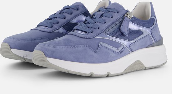 Zijaanzicht van blauwe Gabor Rollingsoft sneakers in suède met witte tussenzool.