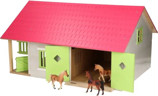 Houten paardenstal met roze dak, groene luiken en deuren. Drie paarden staan voor de open staldeuren.