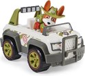 Witte terreinwagen met camouflageprint en groene accenten. Hond met safarihoed zit erin.