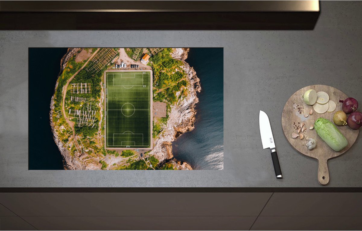 Inductieplaat Beschermer - Bovenaanzicht van het Henningsvaer Voetbal Stadion in Noorwegen - 80x51 cm - 2 mm Dik - Inductie Beschermer - Bescherming Inductiekookplaat - Kookplaat Beschermer van Wit Vinyl