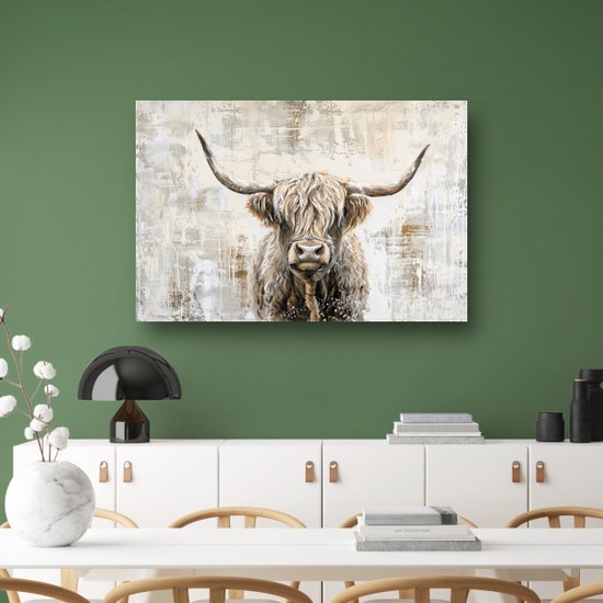 Abstract schilderij van een bruine Schotse hooglander met lange horens, hangend boven een kast.