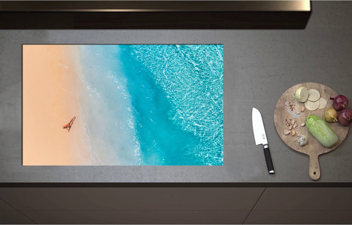 Inductieplaat Beschermer - Bovenaanzicht van Vrouw Liggend op Verlaten Tropisch Strabd - 85x52 cm - 2 mm Dik - Inductie Beschermer - Bescherming Inductiekookplaat - Kookplaat Beschermer van Wit Vinyl