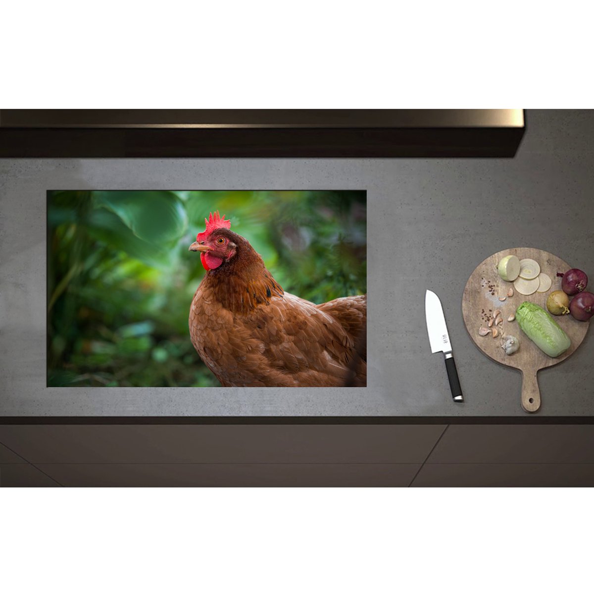 Inductieplaat Beschermer - Bruine Kip in Groene Omgeving - 80x50 cm - 2 mm Dik - Inductie Beschermer - Bescherming Inductiekookplaat - Kookplaat Beschermer van Zwart Vinyl