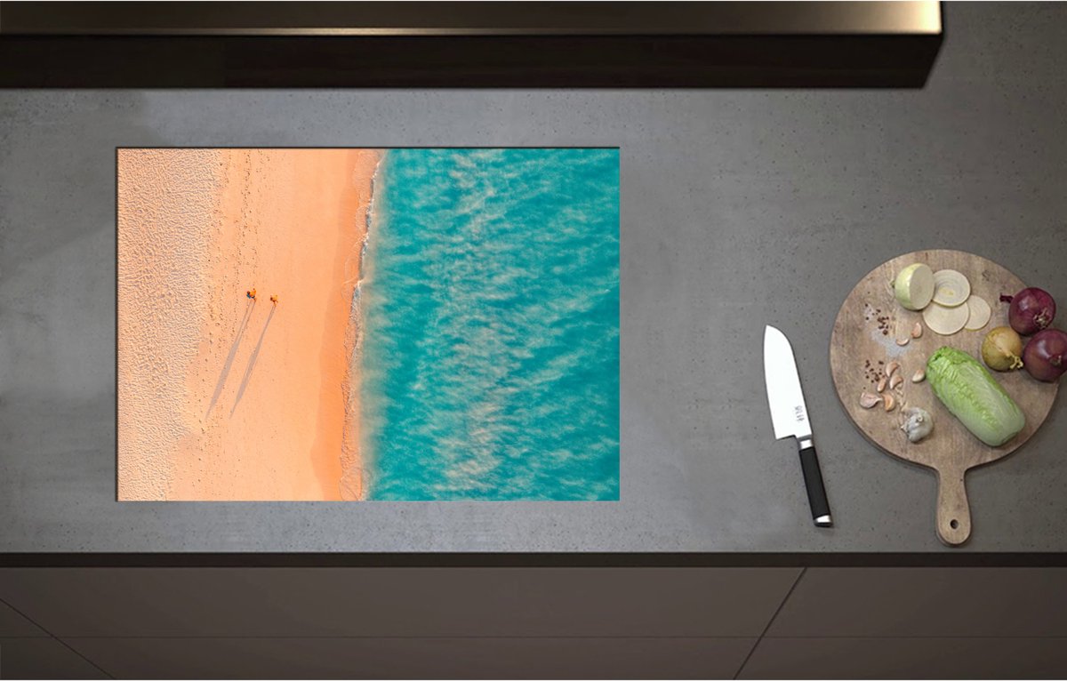 Inductieplaat Beschermer - Bovenaanzicht van Koppel tijdens Strandwandeling langs Felblauwe Oceaan - 71x50 cm - 2 mm Dik - Inductie Beschermer - Bescherming Inductiekookplaat - Kookplaat Beschermer van Wit Vinyl