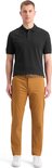 Man met zwarte poloshirt, bruine broek en bruin-leren riem.