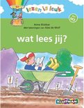 Voorpagina van kinderboek 'wat lees jij?', met een jongen in een kruiwagen die leest. Titel 'Lezen is leuk'.