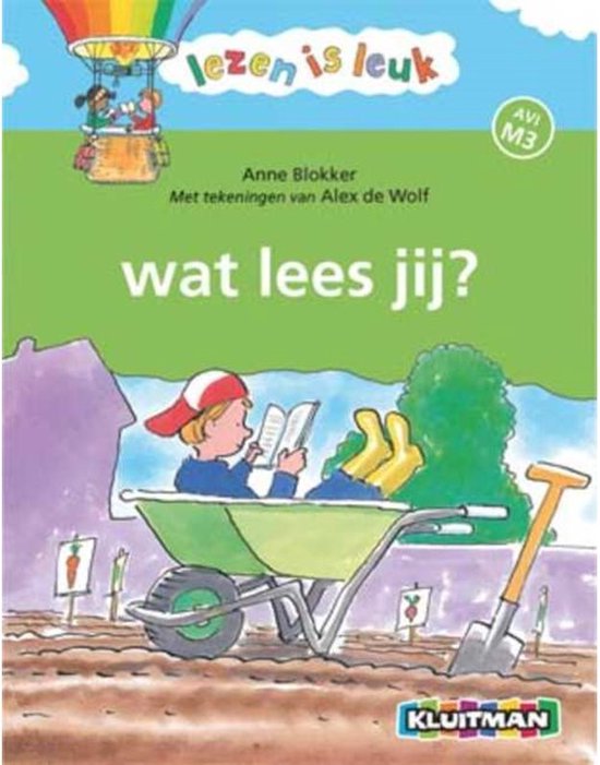 Voorpagina van kinderboek 'wat lees jij?', met een jongen in een kruiwagen die leest. Titel 'Lezen is leuk'.