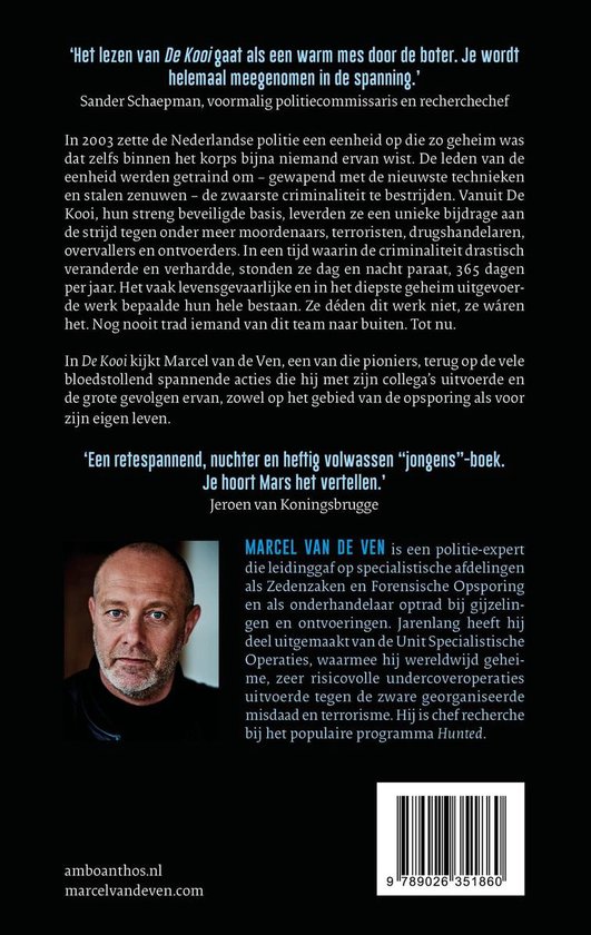 Marcel van de Ven, politiecommissaris, op de voorgrond van een boek met zijn hoofd op de voorgrond.
