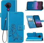 Voor Nokia 5.4 vierbladige gesp reliëf gesp mobiele telefoon bescherming lederen tas met lanyard & kaartsleuf & portemonnee & beugel functie (blauw)