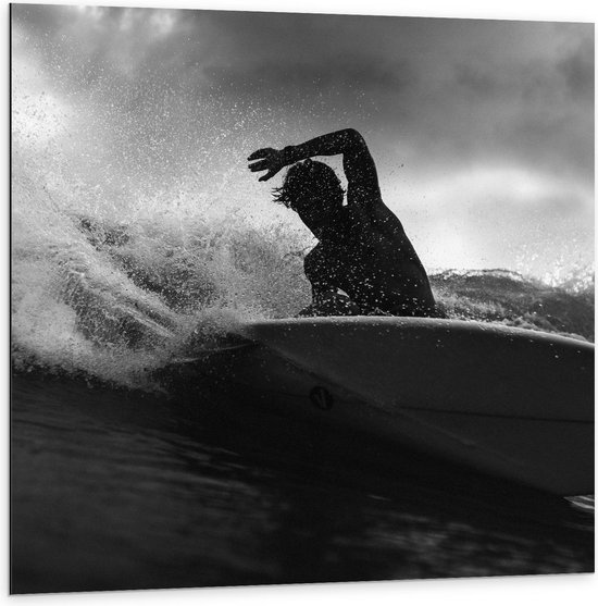 Dibond - Zwart Wit Foto van Surfer in het Water - 100x100cm Foto op Aluminium (Met Ophangsysteem)
