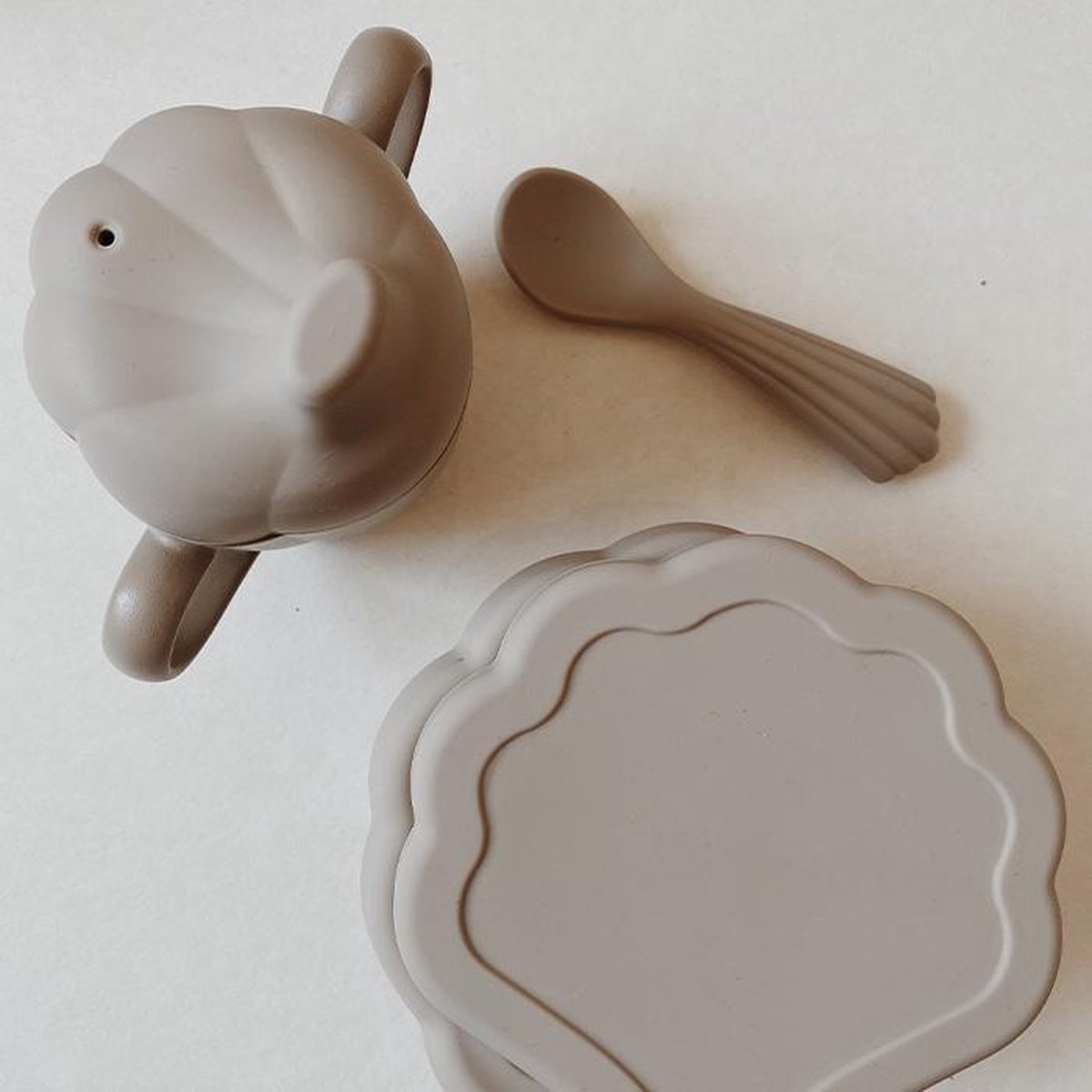 Goedkoopste Konges Sløjd - Silicone Serviesset Schelp - Kinderserviesset - Warm Grey