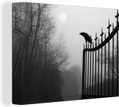 Peintures sur toile - Un corbeau est assis au sommet d'un portail en fer noir en noir et blanc - 120x90 cm - Décoration murale