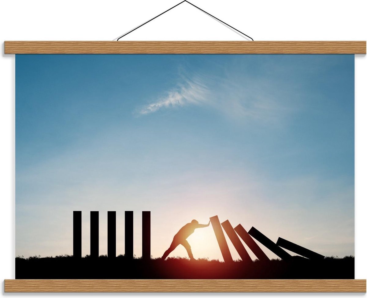 Schoolplaat – Persoon duwend tegen Palen - 60x40cm Foto op Textielposter (Wanddecoratie op