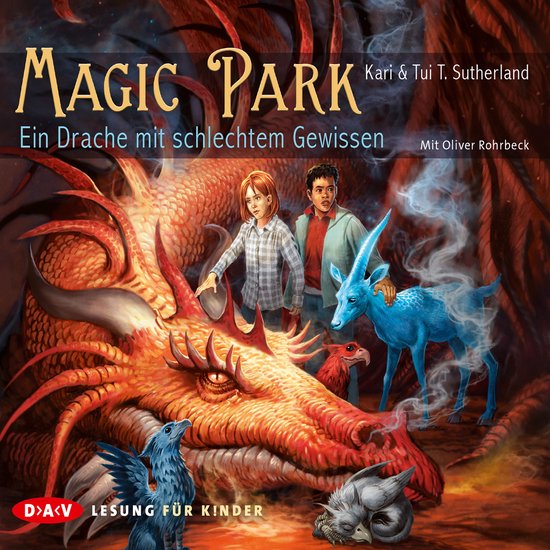 De voorkant van het boek 'Magic Park: Een Draak met een Slecht Geweten'. Een grote, oranje draak domineert de afbeelding, met op de achtergrond twee kinderen, een blauw dier en een rode vogel.