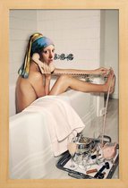 JUNIQE - Poster met houten lijst Girl with Pearl Earring Bath time