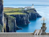 Professioneel Fotobehang Vuurtoren van Neist Point in Schotland - blauw|groen - Sticky Decoration - fotobehang - decoratie - woonaccesoires - inclusief gratis hobbymesje - 562 cm breed x 380 