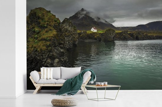 Papier peint vinyle - Une petite maison au-dessus d'Arnarstapi près de l'Islande largeur 420 cm x hauteur 280 cm - Tirage photo sur papier peint (disponible en 7 tailles)