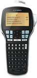 Dymo LabelManager 420P labelmaker met QWERTY-toetsenbord en een oranje scherm dat tekst toont.