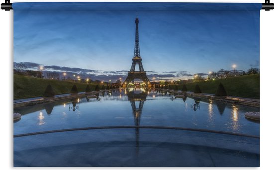 Wandkleed Eiffeltoren - De Eiffeltoren in de avond met een erg heldere lucht in Parijs Wandkleed katoen 150x100 cm - Wandtapijt met foto